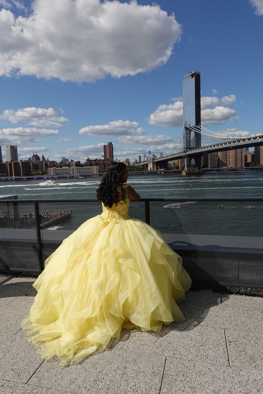 Debutante em amarelo