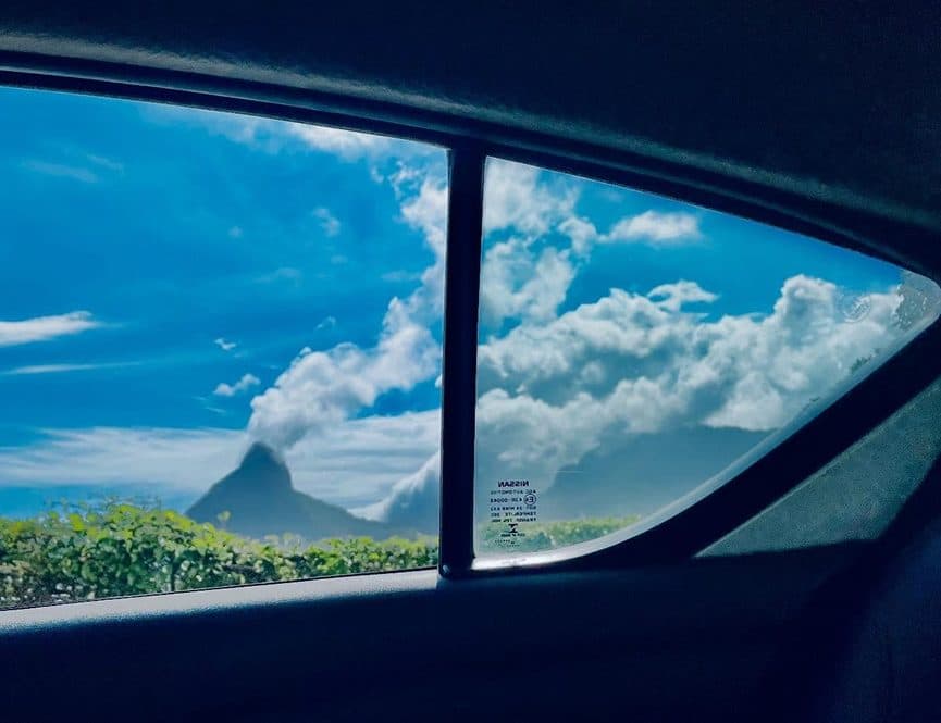 Céu e montanha pela janela do carro