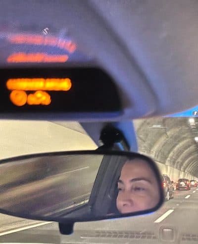 Retrovisor de táxi dentro de um túnel