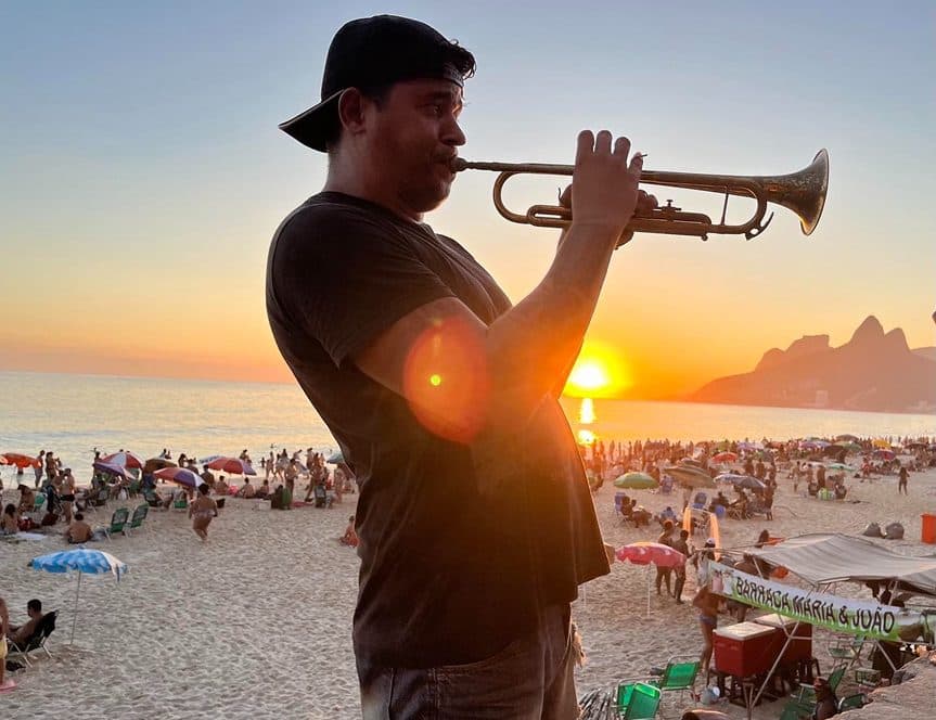 Trompetista na praia de Ipanema ao pôr do sol